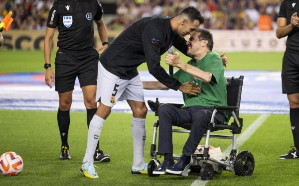 Juan Carlos Unuzué recebe o abraço de Sergio Busquets, após fazer um emocionante discurso no Spotify Camp Nou / Twitter: @FCbarcelona_br