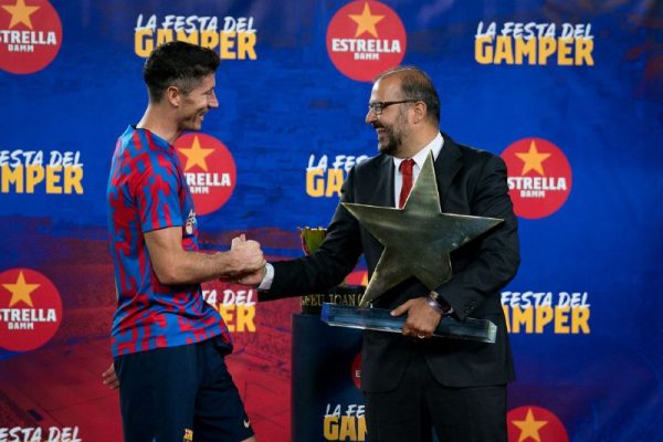 Lewandowski recebe o prêmio de melhor jogador do Troféu Joan Gamper 2022 / Twitter: @FCBarcelona_br