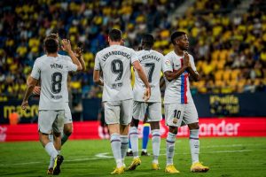 Ansu Fati se desculpa diante da torcida do Cádiz após marcar o terceiro gol do Barça. / Twitter: @FCBarcelona_br