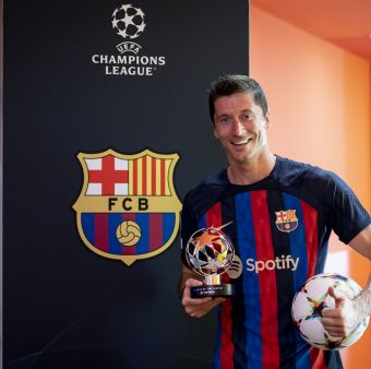 Lewandowski, hat-trick e prêmio MVP na goleada do Barça por 5 a 1 sobre o Viktoria Plzen, no Spotify Camp Nou, pela Liga dos Campeões. / Twitter: @FCBarcelona_br
