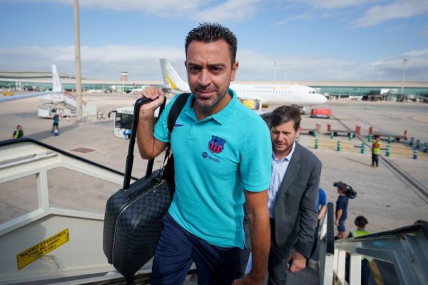 Xavi Hernández, embarcando no avião para um duelo contra o Cádiz. / Twitter: @FCBarcelona_br