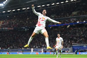 André Silva comemora um dos gols que marcou na vitória do Leipzig por 3 a 1 sobre o Celtic, pela Liga dos Campeões / Twittter: @RBLeipzig