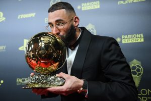 Karim Benzema conquistou pela primeira vez na carreira a tão sonhada Bola de Ouro da revista France Footbal / Twitter: @francefootball