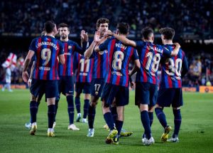 Os jogadores do Barça comemoram o gol de Pedri, na vitória por 1 a 0 sobre o Celta de Vigo, pela Liga Espanhola.