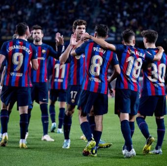Os jogadores do Barça comemoram o gol de Pedri, na vitória por 1 a 0 sobre o Celta de Vigo, pela Liga Espanhola.