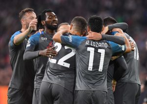 Os craques do Napoli celebram a goleada sobre o Ajax, na Holanda (1-6) / Twitter: @SSCNapoli_br