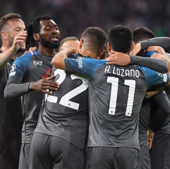 Os craques do Napoli celebram a goleada sobre o Ajax, na Holanda (1-6) / Twitter: @SSCNapoli_br