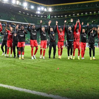 Os jogadores do Eintracht Frankfurt comemoram juntos em Lisboa a classificação para as oitavas de final da Champions League. / Twitter: @Eintracht_por
