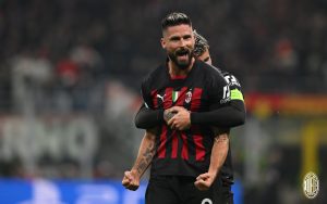Olivier Giroud comemora ums dos gols que marcou na vitória do Milan por 4 a 0 sobre o Salzburg, no Estádio San Siro, em Milão, pela Liga dos Campeões. / Twitter: @ACMilanBR