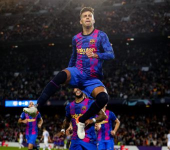 Piqué, comemorando um gol pelo Barça, no Camp Nou. / Twitter: @FCBarcelona_br