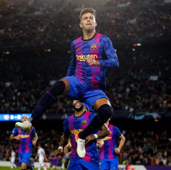 Piqué, comemorando um gol pelo Barça, no Camp Nou. / Twitter: @FCBarcelona_br