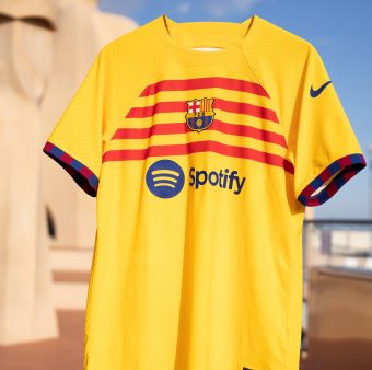 A camisa do quarto uniforme do Barça paa a temporada 2022/23.