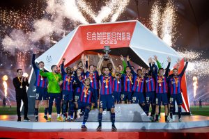 Busquets levanta o troféu da Supercopa da Espanha 2023, o seu primeiro como capitão do Barça. / Twitter: @FCBarcelona_br