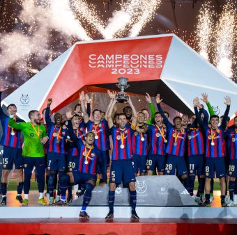 Busquets levanta o troféu da Supercopa da Espanha 2023, o seu primeiro como capitão do Barça. / Twitter: @FCBarcelona_br