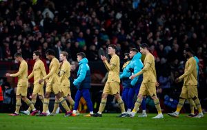 Os jogadores do Barça agradecem o apoio da torcida na derrota no Old Trafford. / Twitter: @FCBarcelona_br