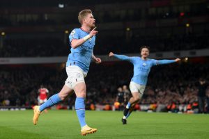 De Bruyne comemora o gol marcado na vitória por 3 a 1 sobre o Arsenal. / Twitter: @ManCity_PT