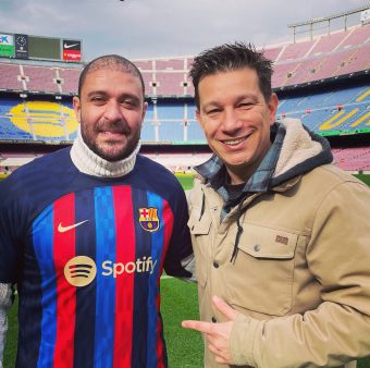 Diogo Nogueira (à esquerda), com o editor brasileiro do Barça, Lucas Duarte, durante a sua visita ao Camp Nou.