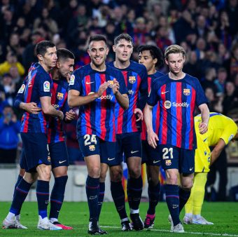 Os craques do Barça comemoram o gol do Lewandowski sobre o Cádiz, pela Liga Espanhola.