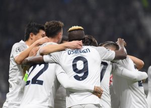 Os craques do Napoli celebram um dos gols da vitória por 2 a 0 sobre o Eintracht, em Frankfurt, pela Liga dos Campeões. / Twitter: @SSCNapoli_br