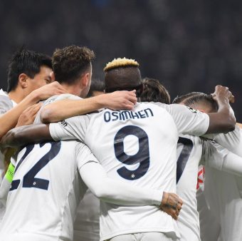 Os craques do Napoli celebram um dos gols da vitória por 2 a 0 sobre o Eintracht, em Frankfurt, pela Liga dos Campeões. / Twitter: @SSCNapoli_br