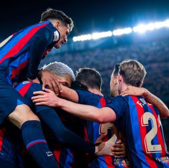 Os craques do Barça comemoram a nova vitória no clássico contra o Real Madrid, desta vez pela Liga Espanhola. / Twitter: @FCBarcelona_br