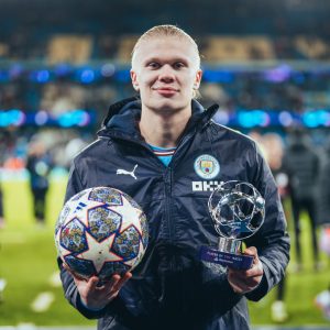 Haaland ficou com a bola do jogo e o prêmio MVP após os cinco gols na vitória por 7 a 0 sobre o Leipzig, pela Champions League. / Twitter: @ChampionsLeague