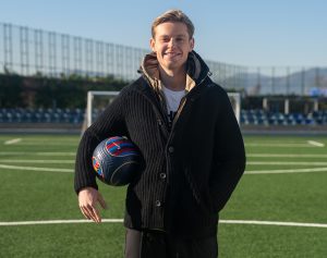 Frenkie de Jong, com um dos novos modelos da Herno para o Barça / Twitter: @FCBarcelona_br