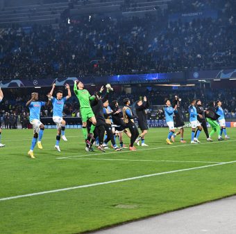 Os jogadores do Napoli comemoram com a torcida a classificação histórica para as quartas de final da Liga dos Campeões / Twitter: @SSCNapoli