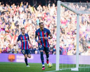 Raphinha comemora o golaço marcado na vitória por 1 a 0 sobre o Valencia, na Liga Espanhola. / Twitter: @FCBarcelona_br