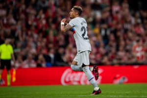 Raphinha comemora o gol marcado na vitória por 1 a 0 sobre o Athletic Club, no Estádio San Mamés, pela Liga Espanhola / Twitter: @FCBarcelona_br