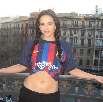 O nome do último álbum - Motomami - da cantora catalã, Rosalía, estará presente na camisa do Barça no próximo clássico. / Twitter: @FCBarcelona_br