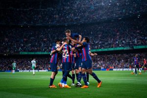 Os craque do Barça comemoram um dos gols da vitória por 4 a 0 sobre o Betis, no Spotify camp Nou, pela Liga Espanhola / Twitter: @FCBarcelona_br