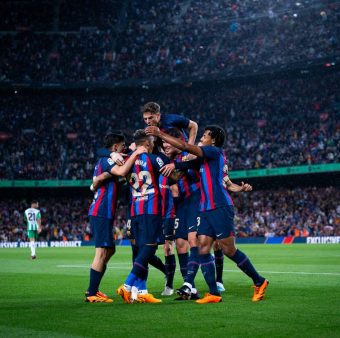 Os craque do Barça comemoram um dos gols da vitória por 4 a 0 sobre o Betis, no Spotify camp Nou, pela Liga Espanhola / Twitter: @FCBarcelona_br