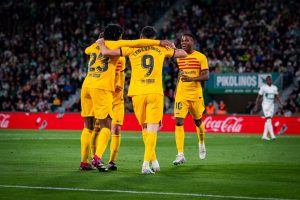 O FC Barcelona deu mais um grande passo rumo ao título da Liga Espanhola 2022/23. O clube catalão goleou o Elche por 4 a 0 neste sábado, no Estádio Martínez Valero, em Elche e disparou na liderança da competição. Uma goleada que além de aumentar para 15 pontos a vantagem sobre o Real Madrid (segundo colocado, com um jogo a menos), ajudou os atacantes do Barça a recuperarem a confiança em um momento crucial da temporada. O primeiro deles foi Lewandowski. Após quatro jogos sem balançar as redes, o craque polonês marcou em dose dupla, foi eleito MVP da partida e segue na artilharia da Liga Espanhola, agora com 17 gols. Ferran Torres também marcou um golaço e voltou a ser decisivo. Entretanto, o caso mais importante foi o de Ansu Fati. O jovem talento do Barça fez um golaço, que o fez voltar a sorrir com a camisa azul-grená. Um gol que chega para apagar uma semana pessoal complicada, com declarações polêmicas do seu entorno para a imprensa. Por outro lado, vale destacar mais uma vez a solidez defensiva do Barça. Foi o 20º jogo sem sofrer gols da equipe de Xavi Hernández em 27 rodadas disputadas na Liga Espanhola. Números espetaculares para um Barça mais líder e próximo de voltar a ser campeão.