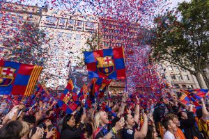 A torcida culé fez a festa nas ruas de Barcelona durante o desfile dos campeões da LaLiga 2023 / Twitter: @FCBarcelona_br