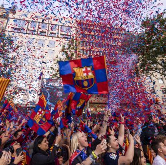 A torcida culé fez a festa nas ruas de Barcelona durante o desfile dos campeões da LaLiga 2023 / Twitter: @FCBarcelona_br