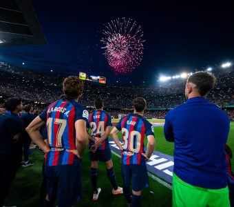 Os craques do Barça admiram os fogos de artifício na despedida do antigo Camp Nou / Twitter: @FCBarcelona_br