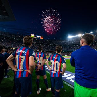 Os craques do Barça admiram os fogos de artifício na despedida do antigo Camp Nou / Twitter: @FCBarcelona_br