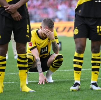 O jogador Marco Reus, do Borussia Dortmund, devastado após a perda do título alemão na última rodada.