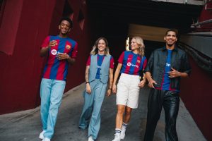 Os (as) atletas das equipes masculina e feminina do Barça com o novo uniforme. / Twitter: @FCBarcelona_br
