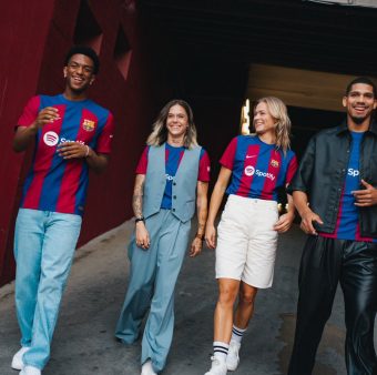 Os (as) atletas das equipes masculina e feminina do Barça com o novo uniforme. / Twitter: @FCBarcelona_br