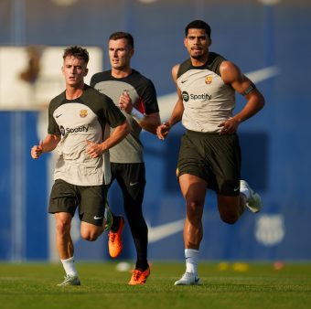 Os jogadores do Barça se exercitam no primeiro trabalho da pré-temporada 2022/23. / Twitter: @FCBarcelona_br