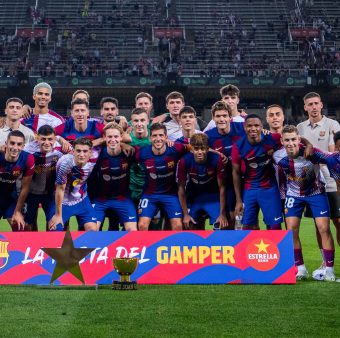 Os craques do Barça com o Troféu Joan Gamper 2023 / Twitter: @FCBarcelona_br