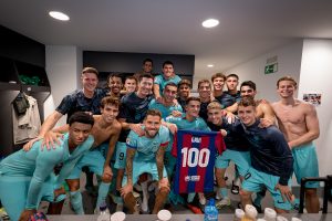 Gavi comemora com companheiros no vestiário do El Sadar o centenário de jogos com a camisa do Barça. / Twitter: @FCBarcelona_br