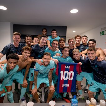 Gavi comemora com companheiros no vestiário do El Sadar o centenário de jogos com a camisa do Barça. / Twitter: @FCBarcelona_br