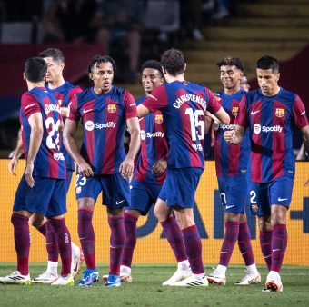 Os craques do Barça comemoram o gol contra o Sevilla, pela 8ª rodada da Liga Espanhola / Foto: Ricardo Nogueira