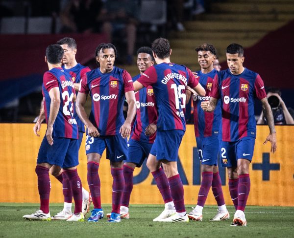 Os craques do Barça comemoram o gol contra o Sevilla, pela 8ª rodada da Liga Espanhola / Foto: Ricardo Nogueira