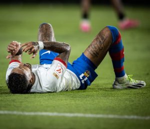 Raphinha, autor de um gol e uma assistência contra o Mallorca, exausto após a partida. / Foto: Ricardo Nogueira
