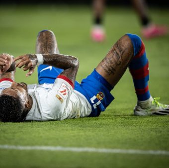 Raphinha, autor de um gol e uma assistência contra o Mallorca, exausto após a partida. / Foto: Ricardo Nogueira
