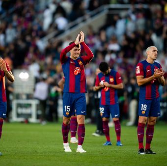 Os jogadores do Barça aplaudem no final a torcida pelo apoio recibido no clássico. / Twitter: @FCBarcelona_br